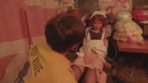 Những nhân viên cấp dưới trả thù cấp trên vừa qua đời bằng cách nắc cô vợ ông ta